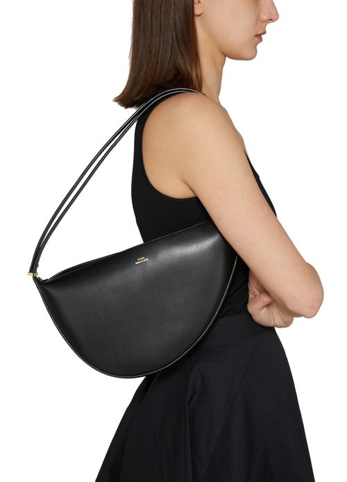 TOTEME Scooped Sling Tasche aus Leder