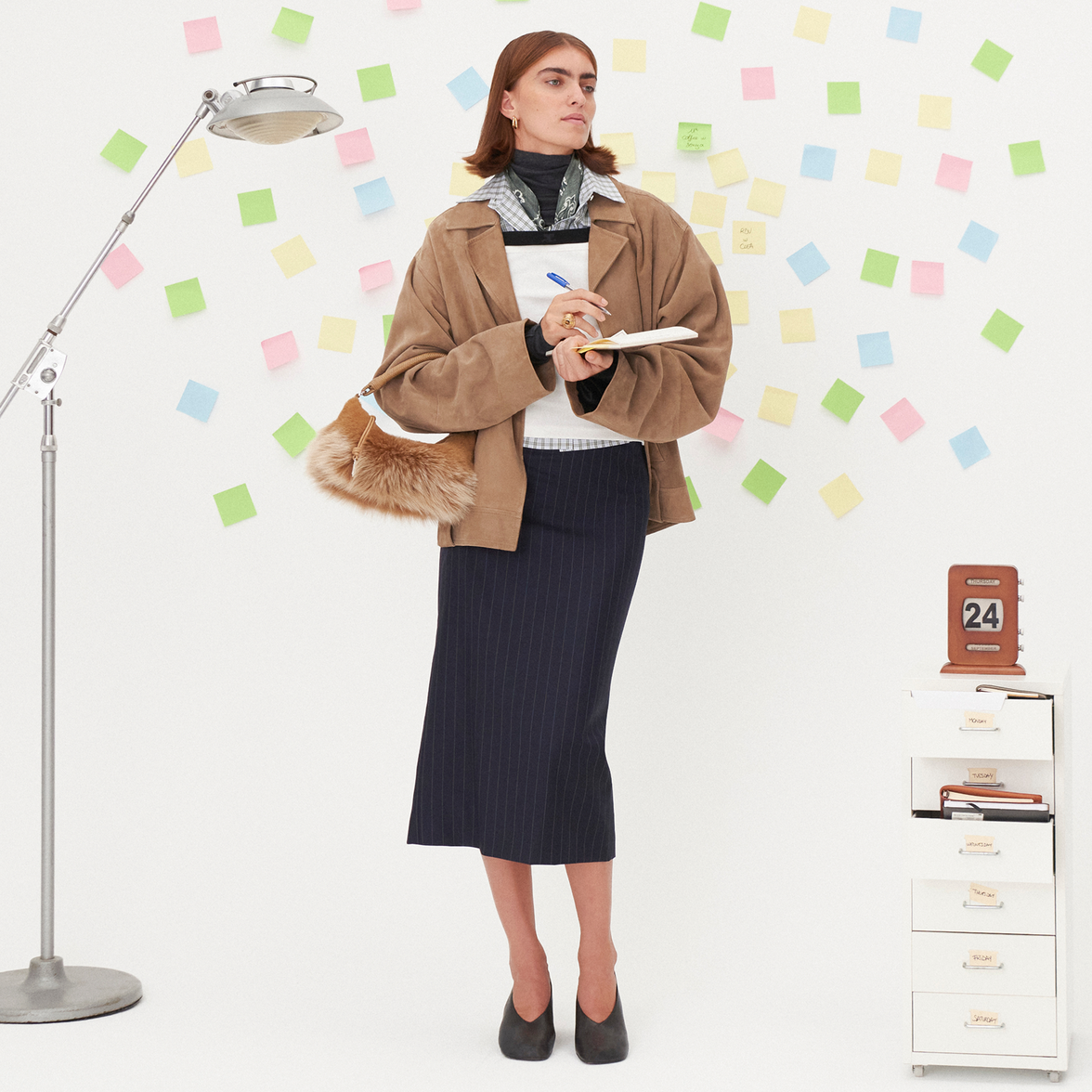Découvrez le tailoring féminin à travers des vestes structurées et des jupes midi, entre coupes classiques et garde-robe moderne.