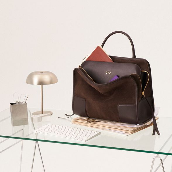 Découvrez un sac en cuir Loewe, reflétant le savoir-faire emblématique de la Maison.