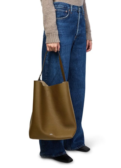 TOTEME Tragetasche aus genarbtem Leder mit Gürtel