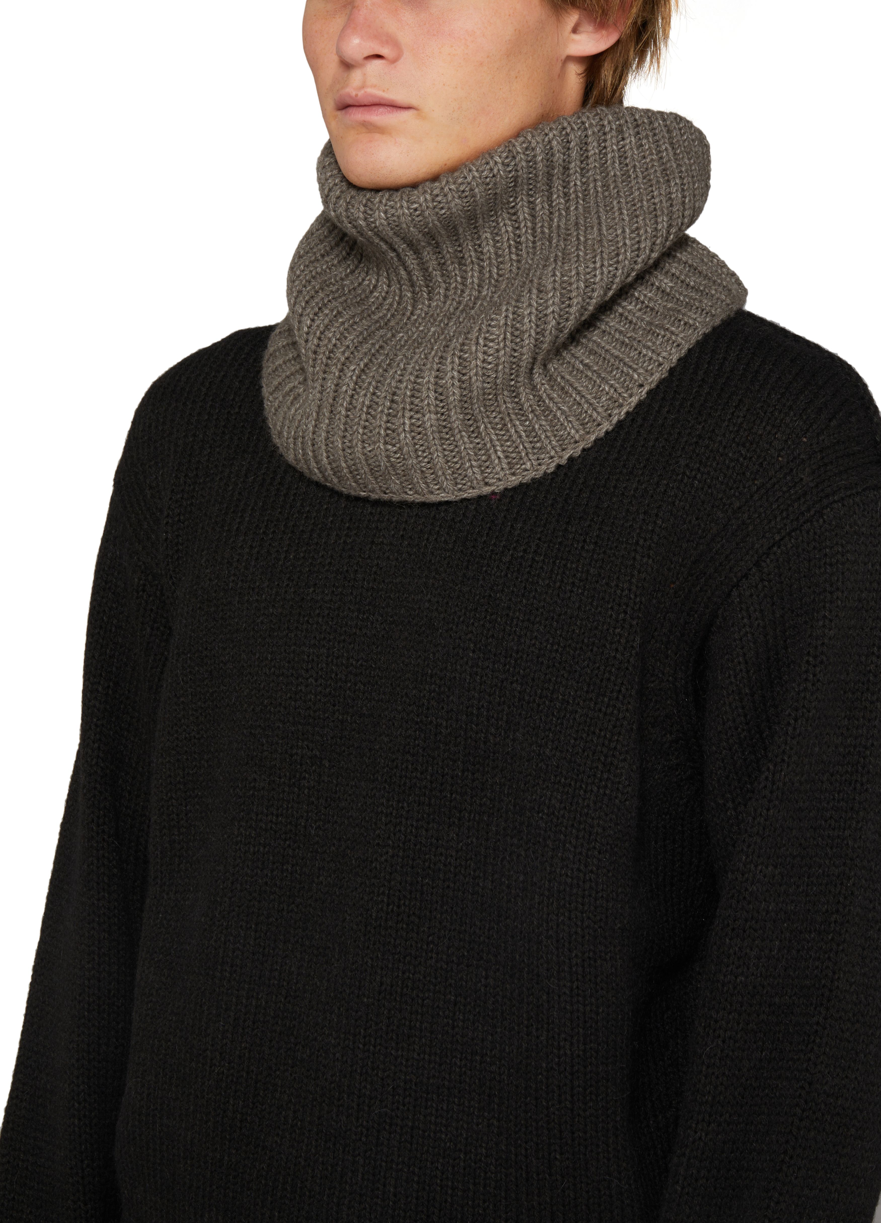 Knitted scarf thumbnail 5