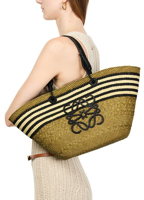 LOEWE Panier Anagram moyen en palmier Iraca et cuir de veau