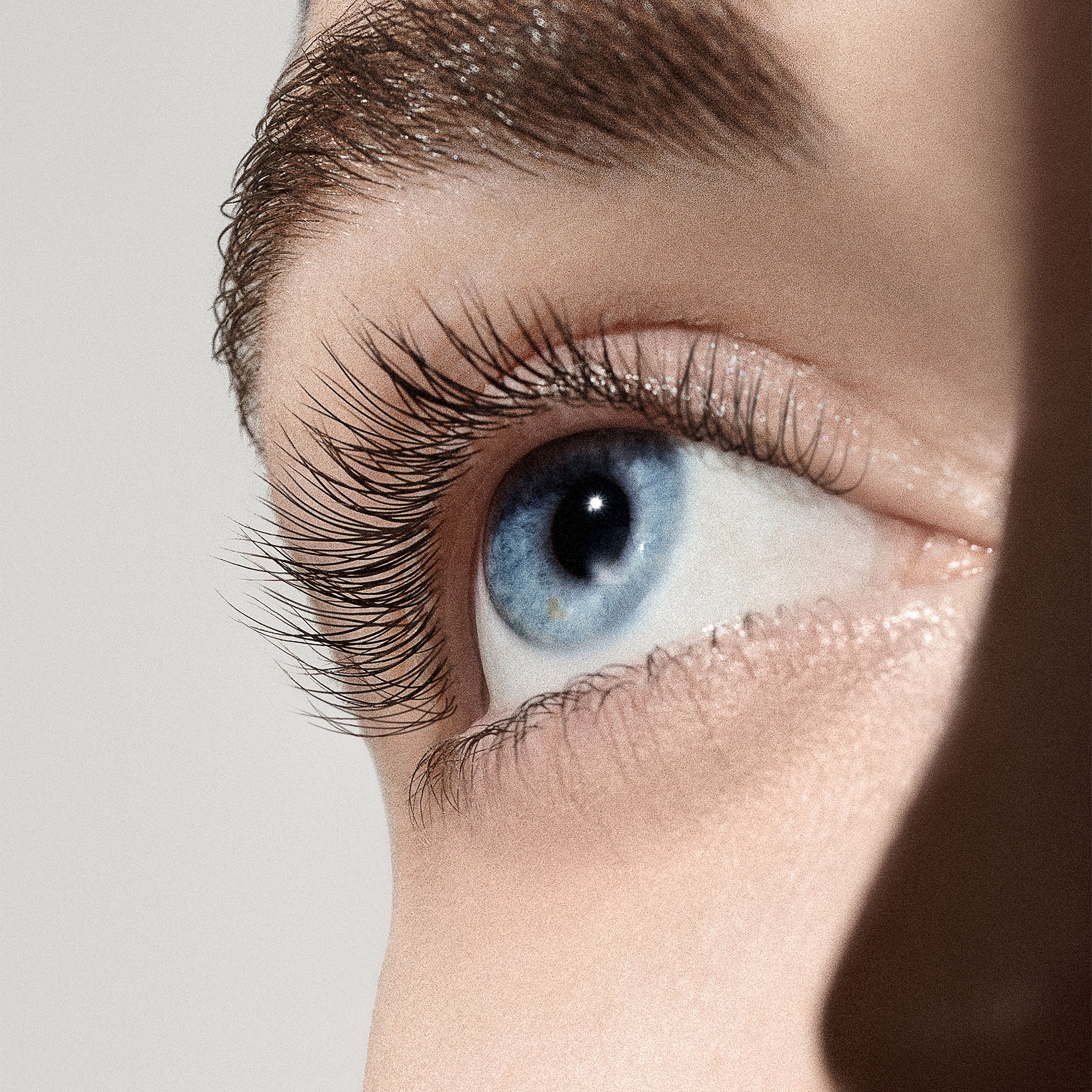 The Eyebrow & Lash Enhancing Serum 8 ml thumbnail 9