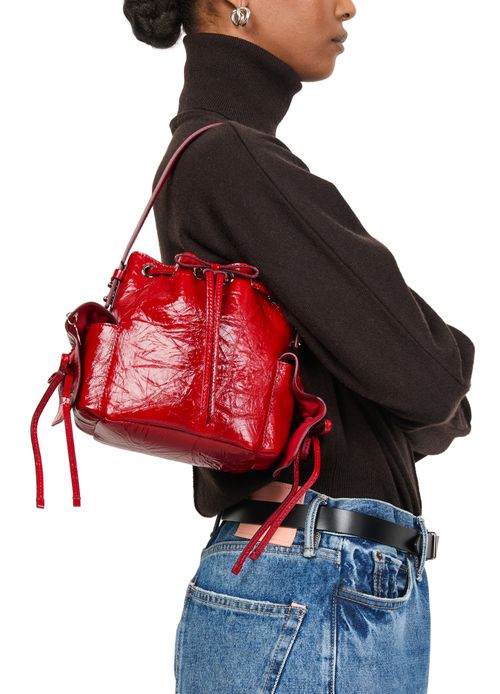ACNE STUDIOS Mini Bucket Bag Multipocket aus Lackleder mit Knittereffekt