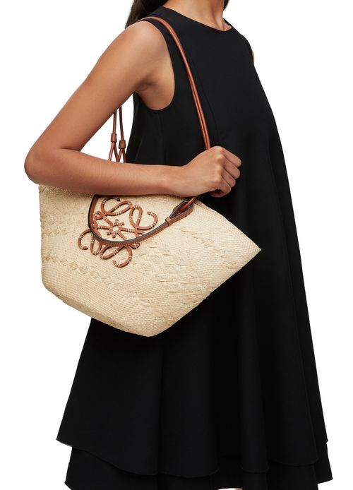 LOEWE Panier en palmier Iraca et cuir de veau Anagram 
