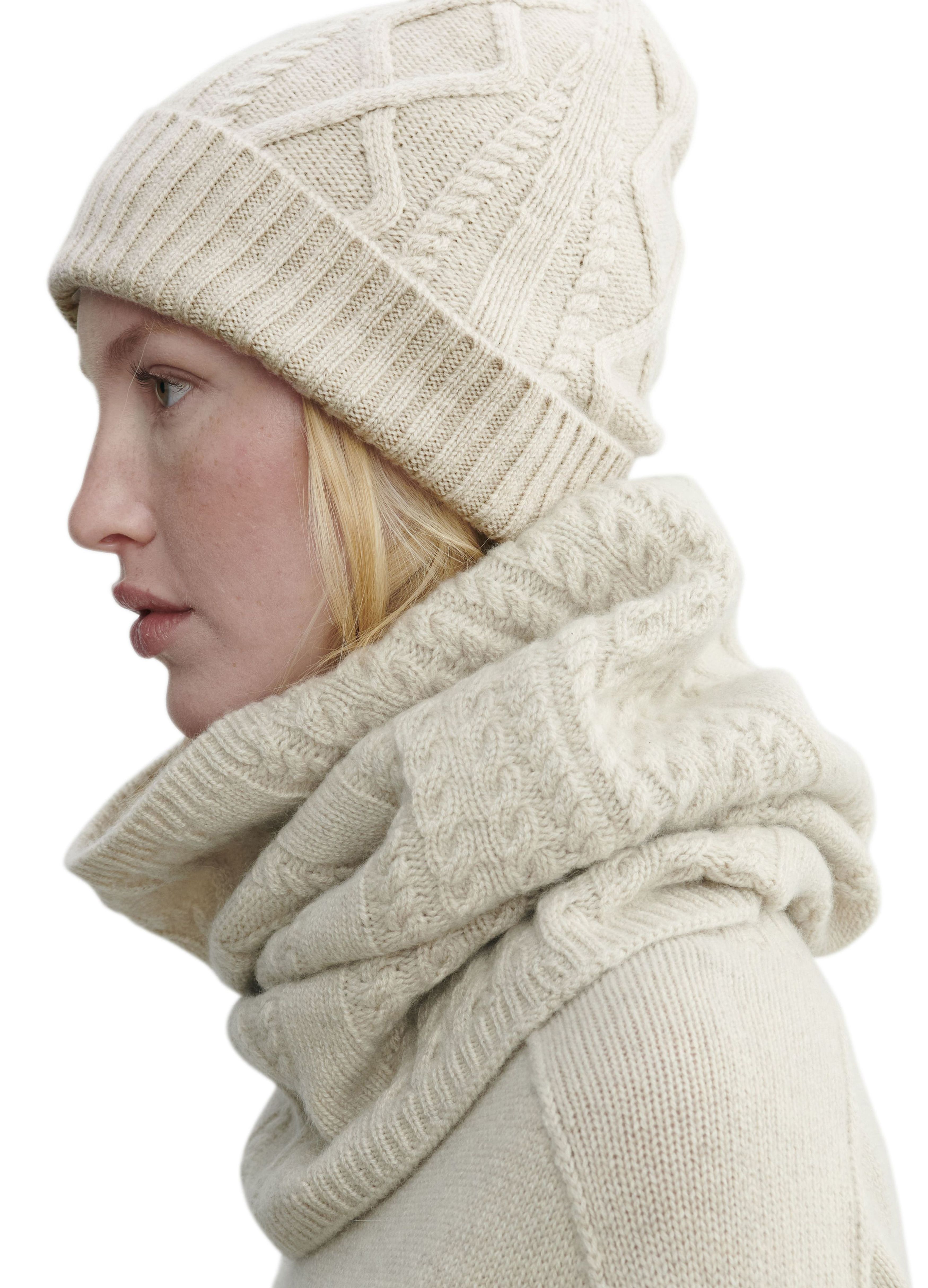 Cable knit beanie thumbnail 3