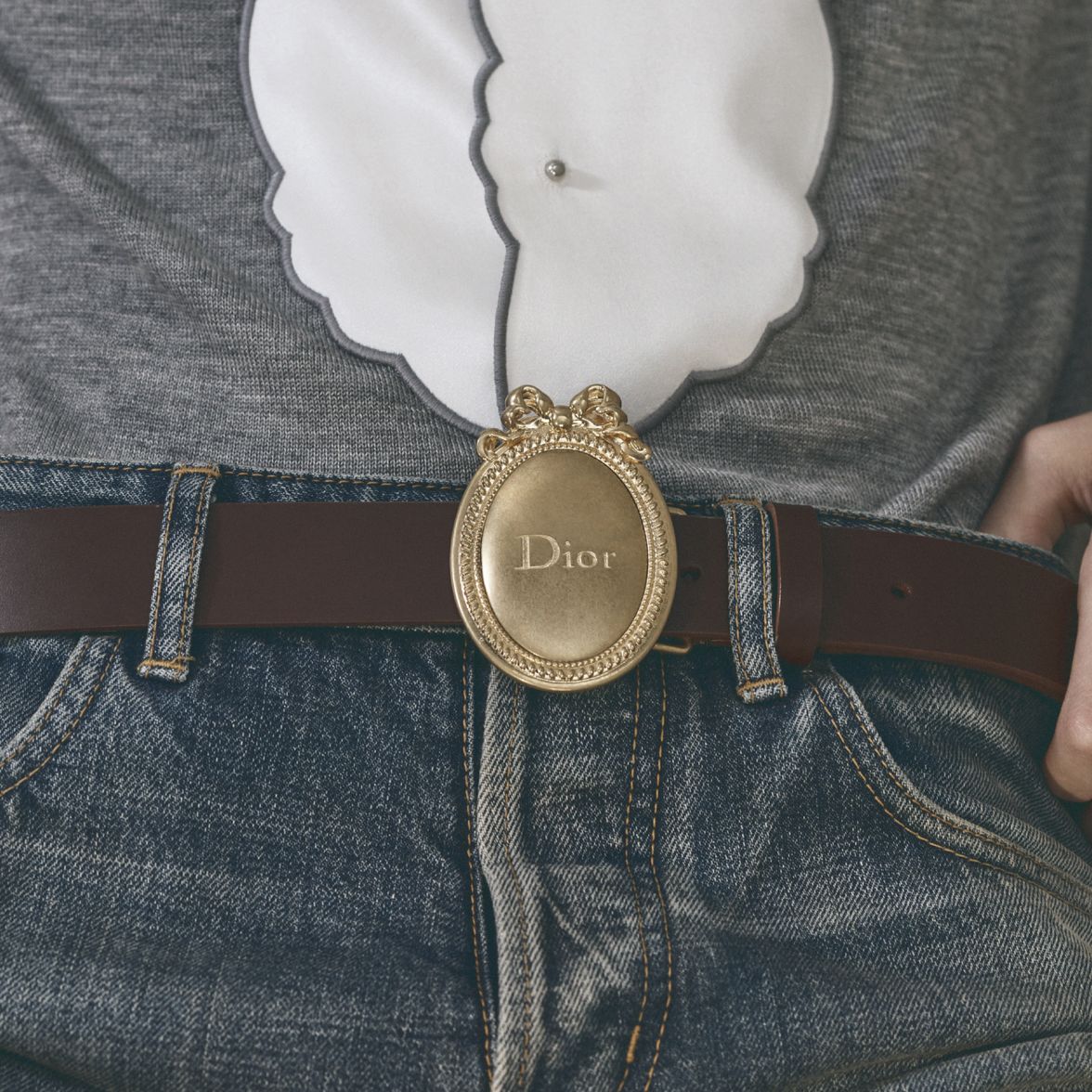 Découvrez la ceinture Dior Médaillon par Jonathan Anderson, ornée d'une boucle dorée, disponible chez 24S.
